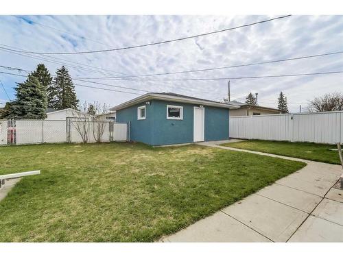 223 56 Avenue Ne, Calgary, AB - Outdoor With Backyard