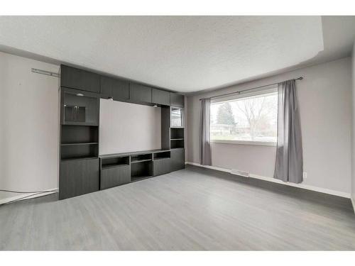 223 56 Avenue Ne, Calgary, AB - Indoor Photo Showing Kitchen