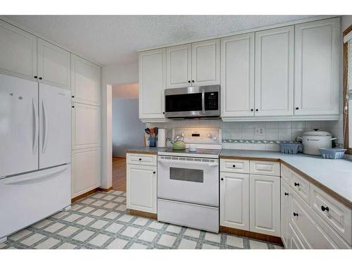 1023 Canford Place Sw, Calgary, AB - Indoor Photo Showing Kitchen