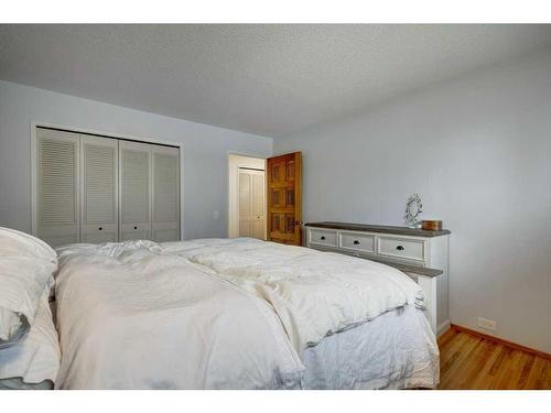 1023 Canford Place Sw, Calgary, AB - Indoor Photo Showing Bedroom