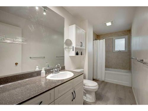 1023 Canford Place Sw, Calgary, AB - Indoor Photo Showing Bathroom