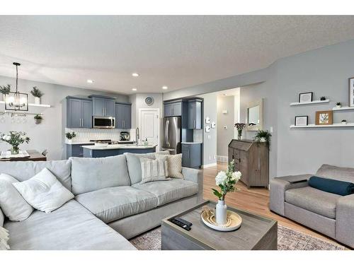 8009 Cougar Ridge Avenue Sw, Calgary, AB - Indoor Photo Showing Living Room
