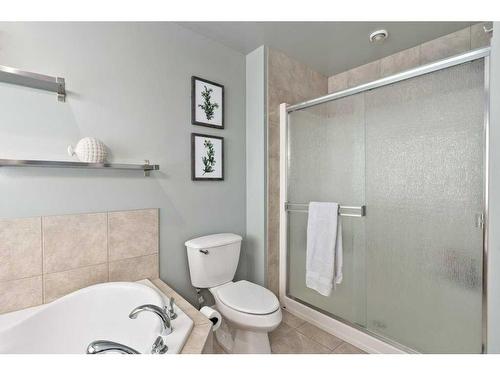 8009 Cougar Ridge Avenue Sw, Calgary, AB - Indoor Photo Showing Bathroom