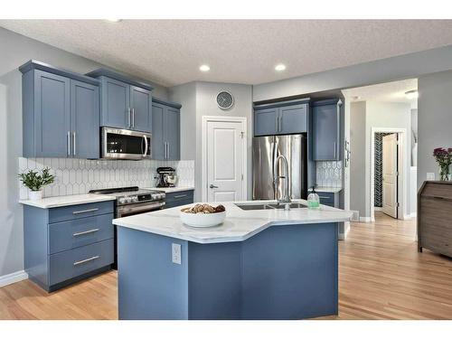 8009 Cougar Ridge Avenue Sw, Calgary, AB - Indoor Photo Showing Kitchen With Double Sink With Upgraded Kitchen
