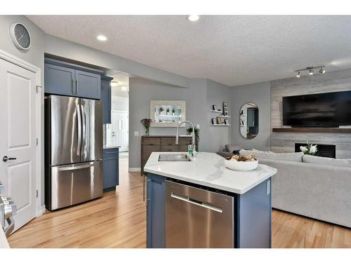 8009 Cougar Ridge Avenue Sw, Calgary, AB - Indoor Photo Showing Kitchen With Double Sink