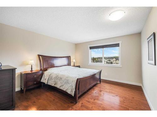 41 Sherwood Road Nw, Calgary, AB - Indoor Photo Showing Bedroom