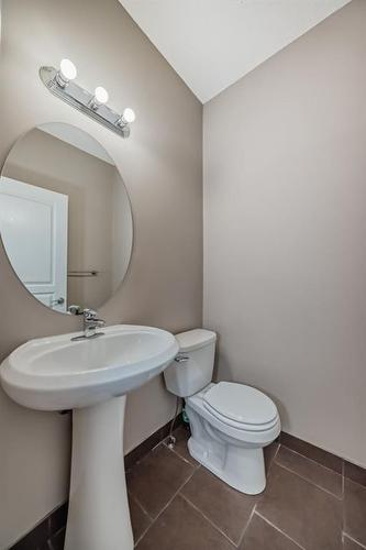 20 Everridge Gardens Sw, Calgary, AB - Indoor Photo Showing Bathroom