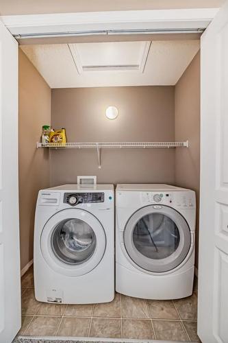 20 Everridge Gardens Sw, Calgary, AB - Indoor Photo Showing Laundry Room