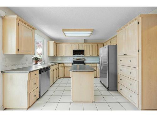 168 Coachwood Crescent Sw, Calgary, AB - Indoor Photo Showing Kitchen