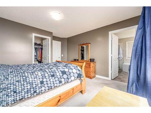 130 Evansmeade Close Nw, Calgary, AB - Indoor Photo Showing Bedroom