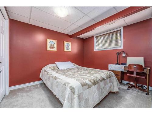 130 Evansmeade Close Nw, Calgary, AB - Indoor Photo Showing Bedroom