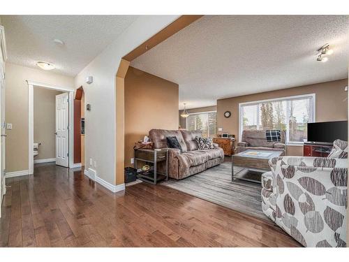 130 Evansmeade Close Nw, Calgary, AB - Indoor Photo Showing Living Room