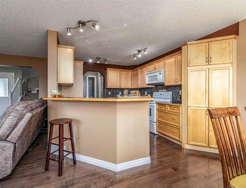 130 Evansmeade Close Nw, Calgary, AB - Indoor Photo Showing Kitchen