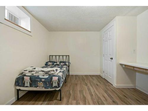 5028 Marlborough Drive Ne, Calgary, AB - Indoor Photo Showing Bedroom