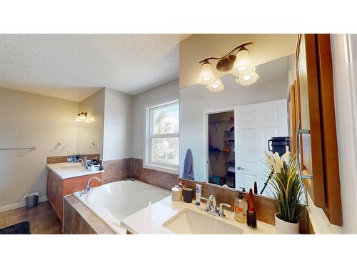 94 Copperleaf Terrace Se, Calgary, AB - Indoor Photo Showing Bathroom