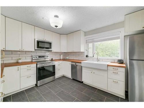 203 Deer Ridge Way Se, Calgary, AB - Indoor Photo Showing Kitchen With Stainless Steel Kitchen