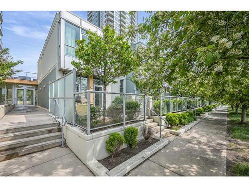 132-99 Spruce Place Sw, Calgary, AB - Outdoor