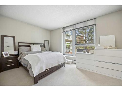 132-99 Spruce Place Sw, Calgary, AB - Indoor Photo Showing Bedroom