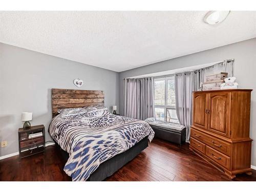 4630 43 Street Ne, Calgary, AB - Indoor Photo Showing Bedroom