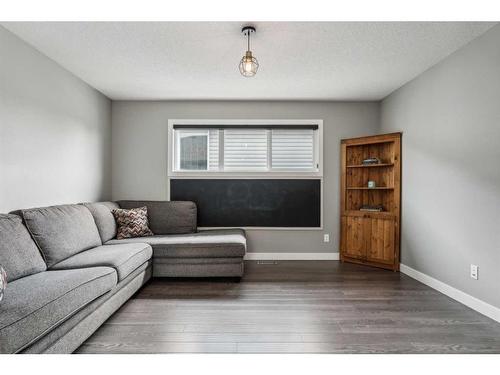 149 Heritage Boulevard West, Cochrane, AB - Indoor Photo Showing Living Room