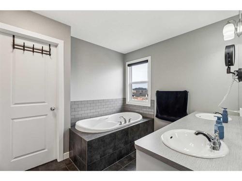 149 Heritage Boulevard West, Cochrane, AB - Indoor Photo Showing Bathroom