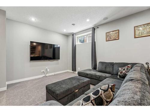 149 Heritage Boulevard West, Cochrane, AB - Indoor Photo Showing Living Room