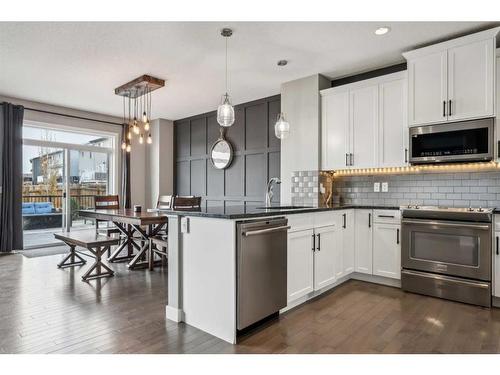149 Heritage Boulevard West, Cochrane, AB - Indoor Photo Showing Kitchen With Upgraded Kitchen