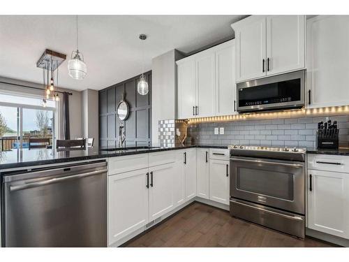 149 Heritage Boulevard West, Cochrane, AB - Indoor Photo Showing Kitchen With Upgraded Kitchen