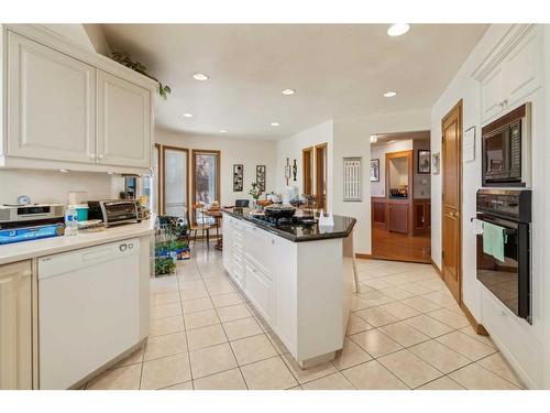 139 Woodacres Drive Sw, Calgary, AB - Indoor Photo Showing Kitchen