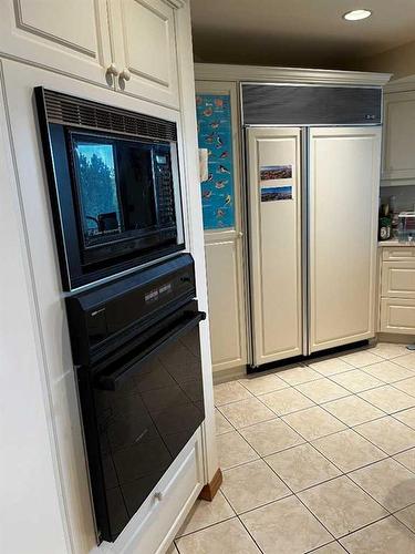 139 Woodacres Drive Sw, Calgary, AB - Indoor Photo Showing Kitchen