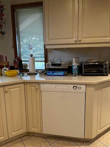 139 Woodacres Drive Sw, Calgary, AB - Indoor Photo Showing Kitchen