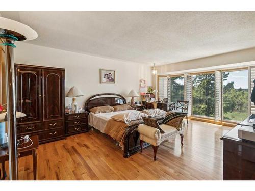 139 Woodacres Drive Sw, Calgary, AB - Indoor Photo Showing Bedroom