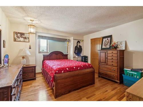 139 Woodacres Drive Sw, Calgary, AB - Indoor Photo Showing Bedroom