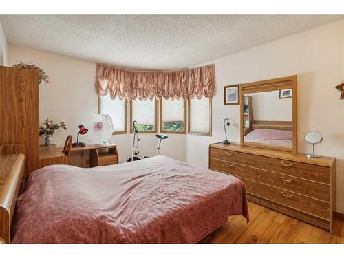 139 Woodacres Drive Sw, Calgary, AB - Indoor Photo Showing Bedroom