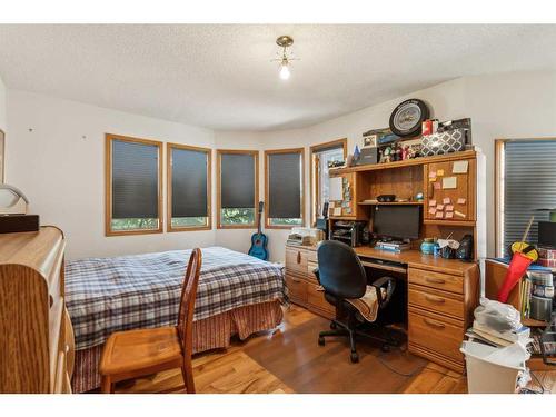 139 Woodacres Drive Sw, Calgary, AB - Indoor Photo Showing Bedroom