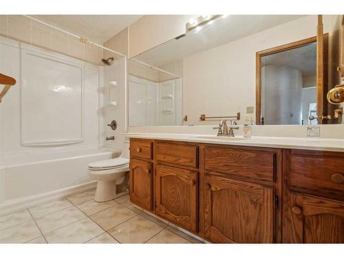 139 Woodacres Drive Sw, Calgary, AB - Indoor Photo Showing Bathroom