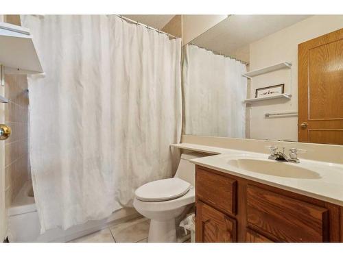 139 Woodacres Drive Sw, Calgary, AB - Indoor Photo Showing Bathroom