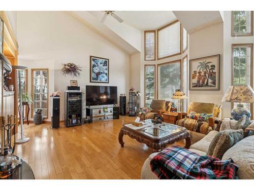 139 Woodacres Drive Sw, Calgary, AB - Indoor Photo Showing Living Room