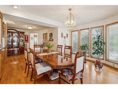 139 Woodacres Drive Sw, Calgary, AB - Indoor Photo Showing Dining Room