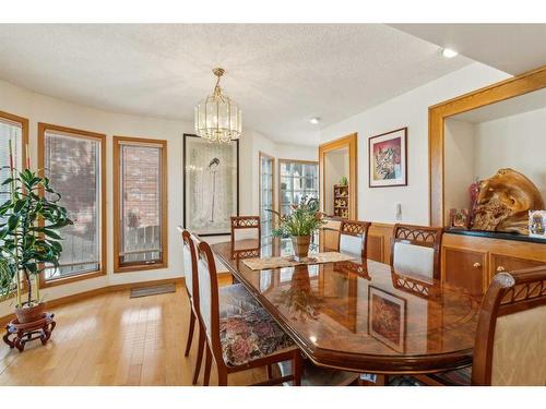 139 Woodacres Drive Sw, Calgary, AB - Indoor Photo Showing Dining Room