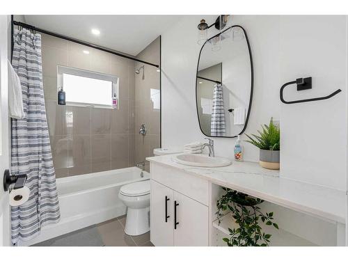 828 94 Avenue Sw, Calgary, AB - Indoor Photo Showing Bathroom