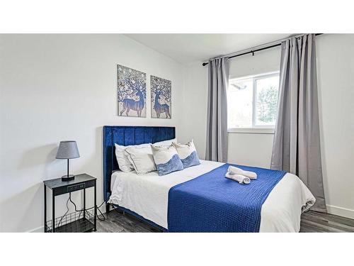 828 94 Avenue Sw, Calgary, AB - Indoor Photo Showing Bedroom