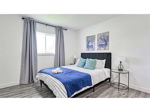 828 94 Avenue Sw, Calgary, AB - Indoor Photo Showing Bedroom