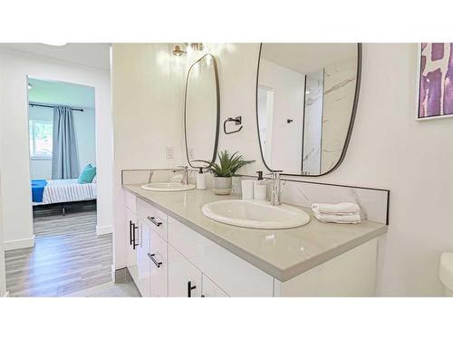 828 94 Avenue Sw, Calgary, AB - Indoor Photo Showing Bathroom