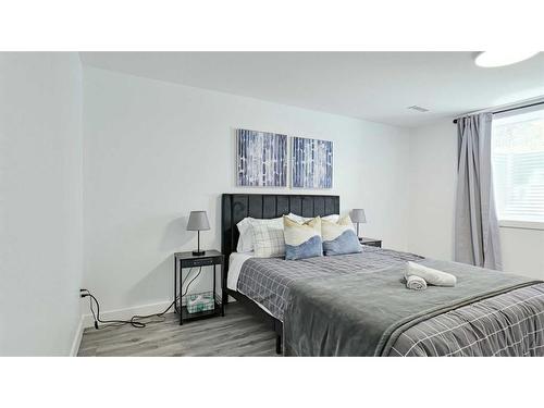 828 94 Avenue Sw, Calgary, AB - Indoor Photo Showing Bedroom