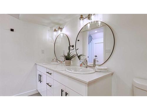 828 94 Avenue Sw, Calgary, AB - Indoor Photo Showing Bathroom