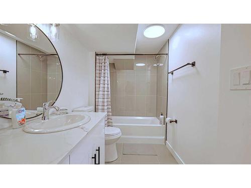 828 94 Avenue Sw, Calgary, AB - Indoor Photo Showing Bathroom