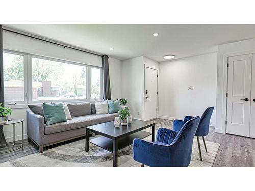 828 94 Avenue Sw, Calgary, AB - Indoor Photo Showing Living Room