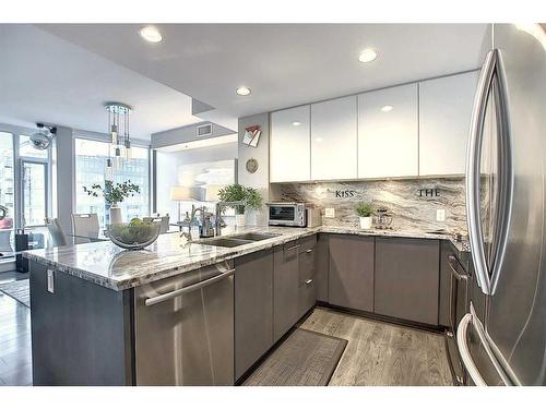 2601-510 6 Avenue Se, Calgary, AB - Indoor Photo Showing Kitchen With Double Sink With Upgraded Kitchen