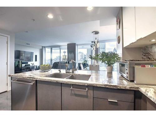 2601-510 6 Avenue Se, Calgary, AB - Indoor Photo Showing Kitchen With Double Sink With Upgraded Kitchen